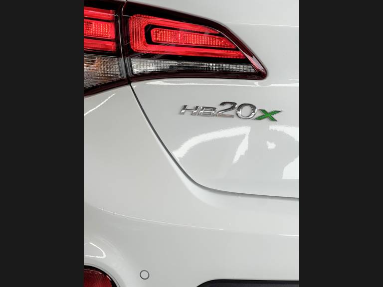 HYUNDAI - HB20X - 2018/2019 - Branca - R$ 79.990,00
