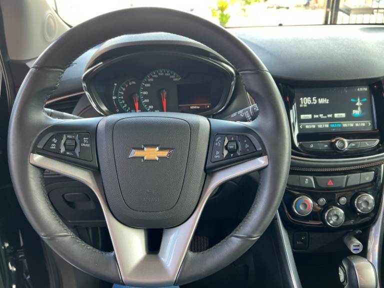 CHEVROLET - TRACKER - 2017/2018 - Preta - R$ 85.000,00