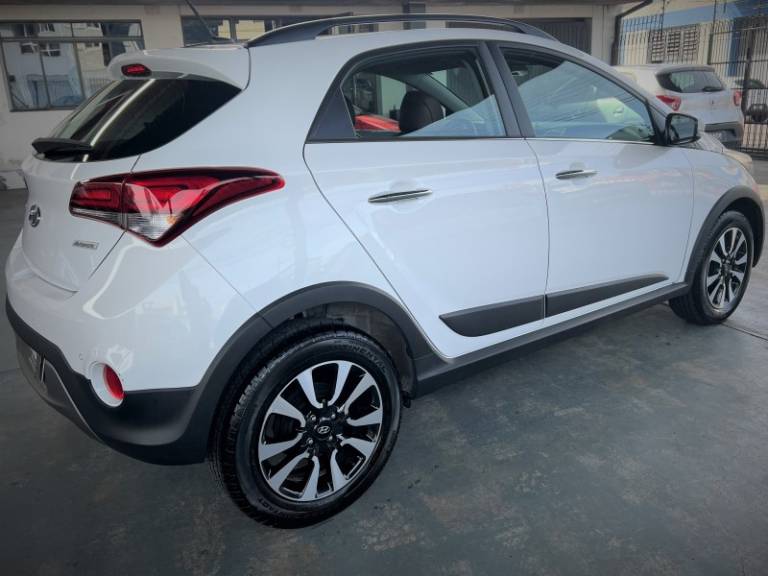 HYUNDAI - HB20X - 2018/2019 - Branca - R$ 79.990,00