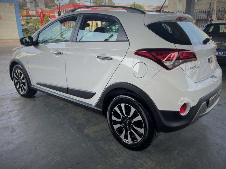 HYUNDAI - HB20X - 2018/2019 - Branca - R$ 79.990,00